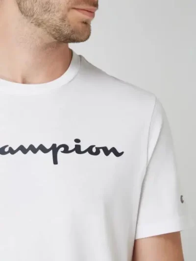 Champion balti vyriski marskineliai is arti