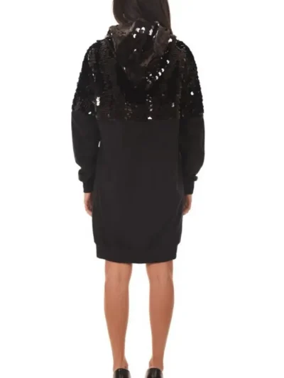 Moteriska suknele su gobtuvu jijil is nugaros