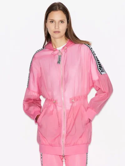 Moteriska striuke su gobtuvu is itin lengvo nailono priekis