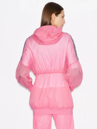 Moteriska striuke su gobtuvu is itin lengvo nailono is nugaros