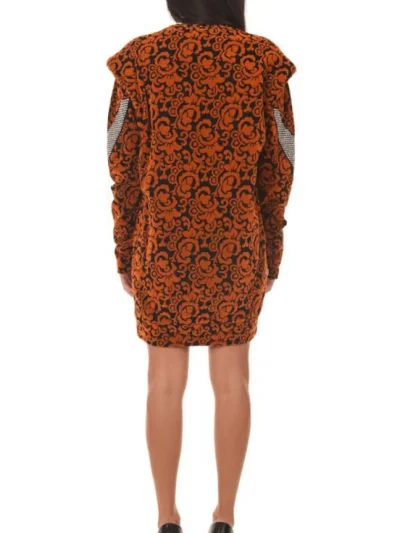 moteriska ruda suknele jijil is nugaros