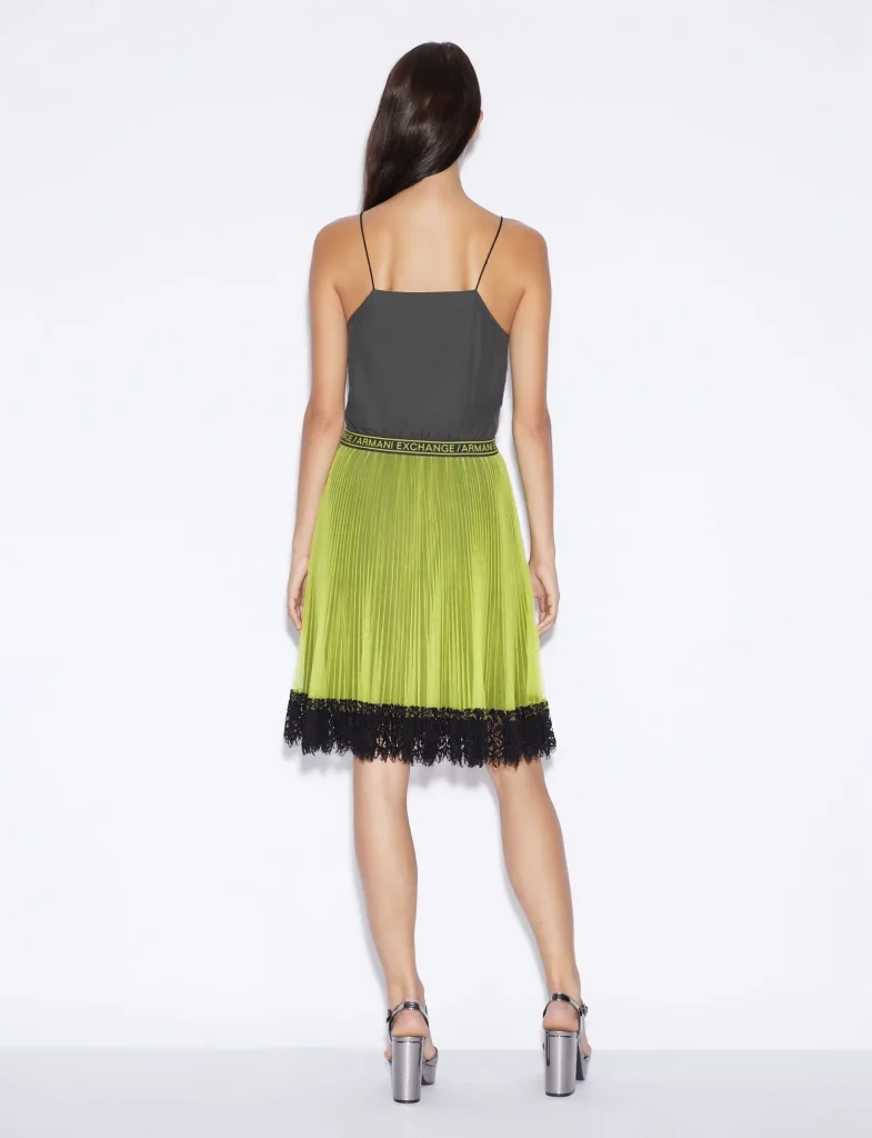 Armani Exchange Moteriska pilka suknele su klostuotu kontrastingos spalvos sijonu is nugaros