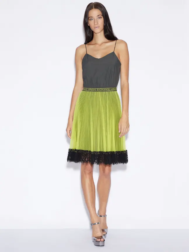 Armani Exchange Moteriska pilka suknele su klostuotu kontrastingos spalvos sijonu is priekio