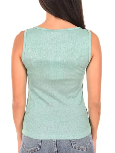 Jijil moteriska zalia maikute be rankoviu is nugaros