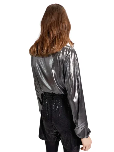 Moteriska blizgi palaidine Motivi is nugaros