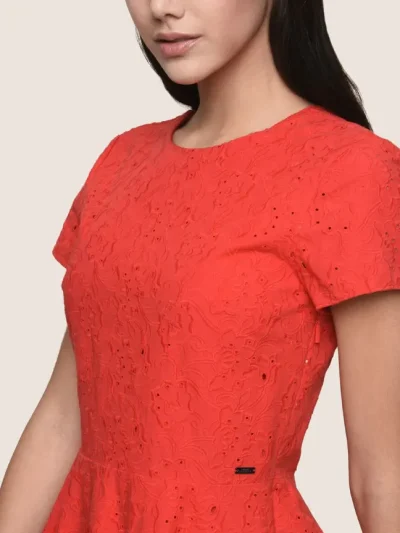 Moteriska Raudona Midi suknele Armani Exchange is priekio