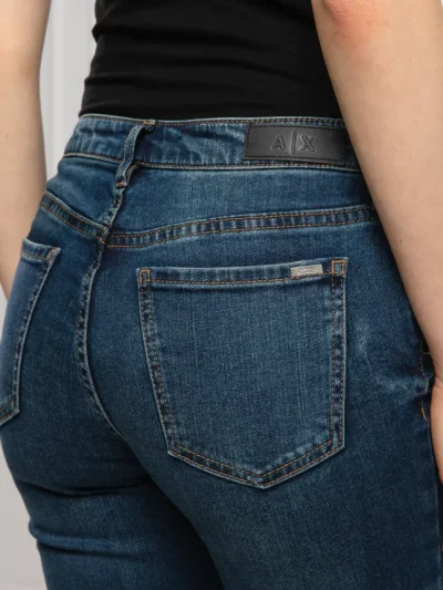 Moteriski dzinsai Armani Exchange priartinta is nugaros