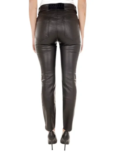 Moteriskos drbtines odos kelnes Gaelle Paris is nugaros